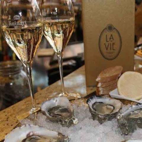 Photo: La Vie Champagne Lounge